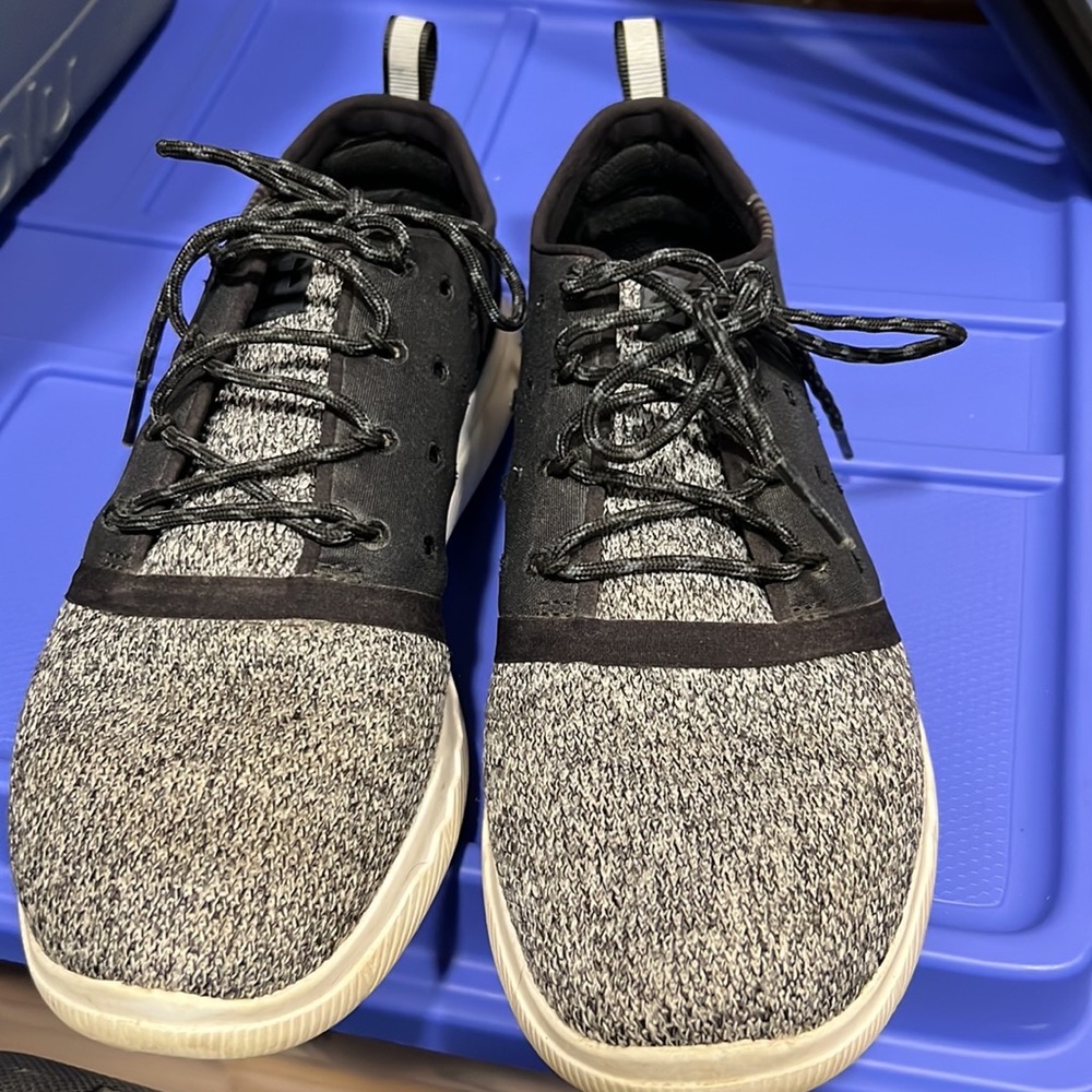 Under Armour size 8 black & white